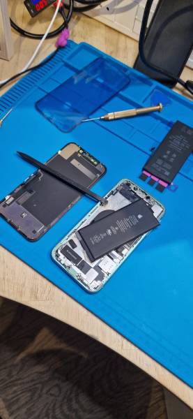 Nos techniciens qualifiés chez Bumper Store Brest, situés dans la galerie commerciale de Coat ar Gueven, remplacent rapidement la batterie de votre iPhone 14 avec des pièces génériques de haute qualité pour une performance optimale. Profitez d'un service 