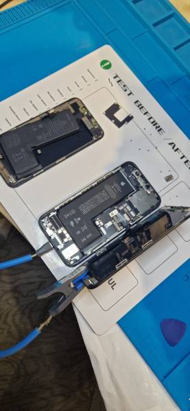 Nos techniciens spécialisés chez Bumper Store Brest, situés dans la galerie Coat Ar Gueven, remplacent rapidement l'écran de votre iPhone 14 avec des pièces génériques de haute qualité pour un résultat impeccable. Profitez d'un service express et compétit