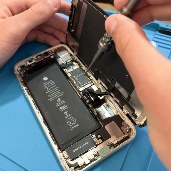 La batterie de votre iPhone 12 montre des signes de faiblesse ? Pas de souci ! Bumper Store Brest, expert en réparation de smartphones, vous propose un service express de remplacement de batterie sur place, à un tarif compétitif et avec des pièces de haut